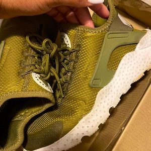 Nike Huarache olive green